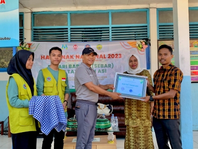 Kepala Dinas Pemberdayaan Perempuan dan Perlindungan Anak Kota Baubau Abdul Rahman, S.Pd, M.Si dan Kepala KCD Dikbud Sultra Rayon Baubau-Busel Mastuti, S.Pd menyerahkan Penghargaan kepada SLB Tat Wam Asi atas partisipasinya dalam kegiatan Hari Anak Nasional Tahun 2023