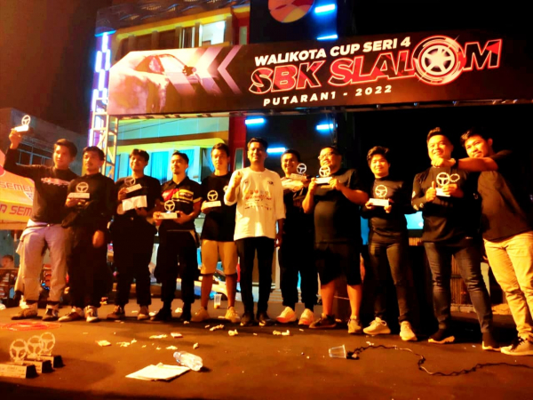 Ketua IMI saat menyerahkan Hadiah Kepada Pemenang Lomba Kejurda SBK Slalom Walikota Cup Seri IV