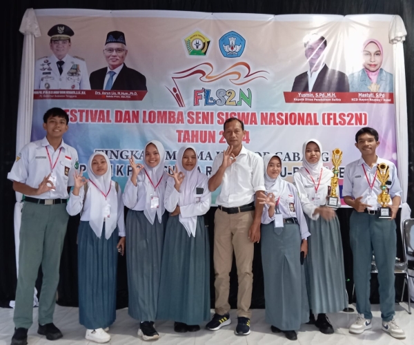 Kepala SMAN 3 Baubau bersama peserta Tim Film Pendek yang Meraih Juara 1 pada Ajang FLS2N tingkat Kota Baubau Tahun 2024