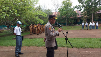 Kompol Jupri Kabag Logistik Polres Baubau saat menjadi Inspektur Upacara di SMAN 3 Baubau Senin (7/11). 