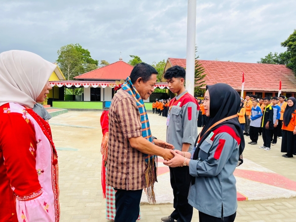 Wakil Gubernur Sultra, Higuain saat meresmikan programBantuan Pemerintah Penguatan Akses Ke Pekerjaan Luar Negeri tahun 2025 di SMKN 6 Kendari