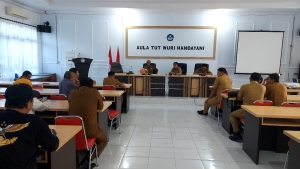 Pertemuan Pembahasan Lahan SDN 2 Bone-Bone yang dipimpin Kadis Dikbud Baubau Eko Prasetya