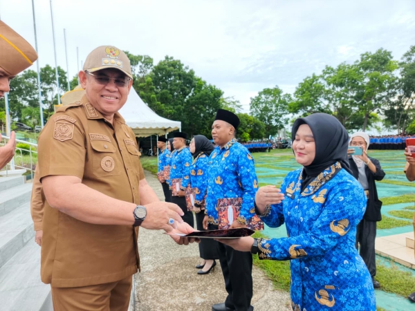 Wali Kota Baubau, H.Yusran Fahim saat menyerahkan SK PPPK paruh waktu kepada beberapa perwakilan