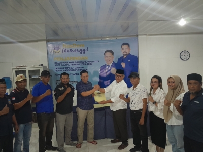 HYF bersama rombongan diterima Ketua DPc Partai Nasdem Kota Baubau, Arifudin saat mengebalikan formulir  di Partai Nasdem
