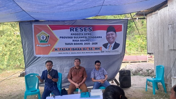 Anggota DPRD Sultra, Fajar Ishak Daeng Jaya (Tengah) bersama Anggota DPRD Baubau Noor Gemilang Siradja (kanan) saat jariang aspirasi warga Kelurahan Labalawa Kota Baubau dalam rangkaian reses DPRD Sultra 