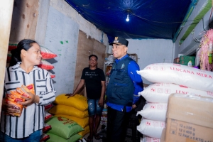 Pj Bupati Buteng H Kostantinus Bukide saat melakukan sidak ketersediaan kebutuhan pokok jelang lebaran Idul Adha di Pasar Tradisional Lombe