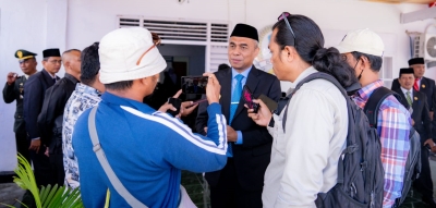 Pj Bupati Buteng, Kostantinus Bukide saat diwawancara sejumlah wartawan   Foto : Ist