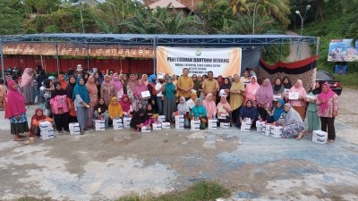 Fajar Ishak bersama Ratusan Penenun usai Reses dan pembagian Bantuan Benang Selasa (31/1/2023) Foto : Bardin