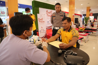 27 Personil Polres Baubau Ikut Ambil Bagian dalam kegiatan donor darah. Tampak Suasana Kegiatan Donor Darah dalam kegiatan yang bertajuk &ldquo;Giat Bakti Pemuda, Setetes Darah Untuk Negeri 2022, Kita Adalah Pahlawan&rdquo; di Lippo Plaza Baubau Sabtu (12/11)