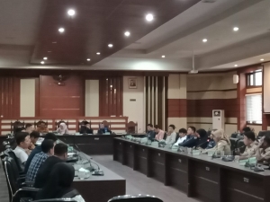 Suasana RDP Komisi IV DPRD Sultra dengan mitra kerjanya Dinas Transmigrasi dan Tenaga Kerja dan perusahaan 