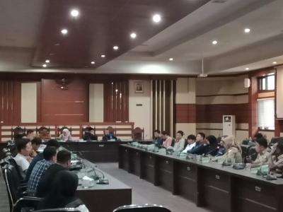 Suasana RDP Komisi IV DPRD Sultra dengan mitra kerjanya Dinas Transmigrasi dan Tenaga Kerja dan perusahaan 