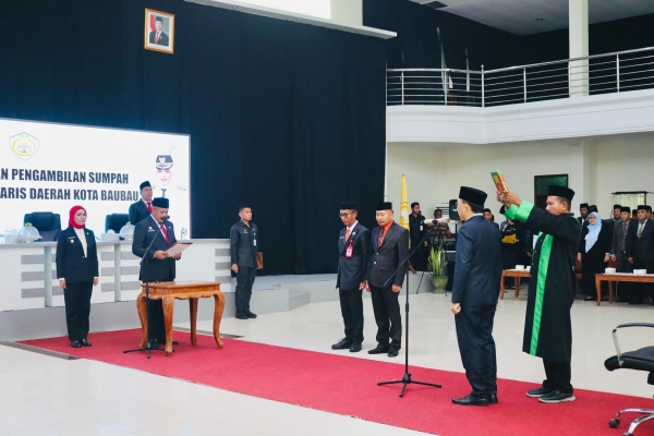 Wali Kota Baubau, H Yusran Rahim, SE saat melantik MZ Amril Tamim sebagai Pj Sekda