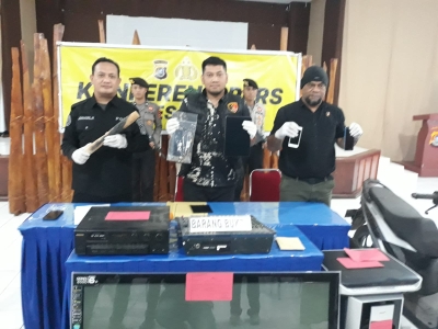 Konfrensi Pers Sat Reskrim Polres Baubau terkait tindak pidana pencurian dengan cara membobol rumah warga