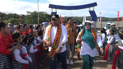 Wali Kota Baubau La Ode Ahmad Monianse dan Ketua TP PKK Kota Baubau Wa Ode Nursanti Monianse disambut Meriah pada Acara Pembukaan Jambore Kader PKK Ke-15 Tingkat Kota Baubau di Kecamatan Kokalukunan Sabtu (3/6/2023)