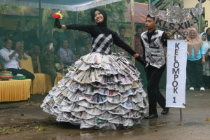 Fashion Show dengan Gaun Hasil Karya Siswa SMAN 3 Baubau dari Bahan Daur Ulang Limbah