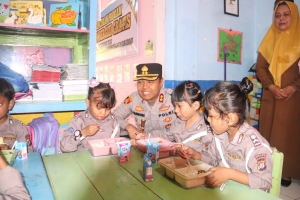 Polres Bau Kembali Bagikan Makanan Bergizi Gratis Untuk Anak TK