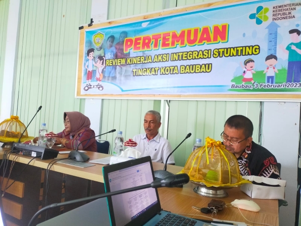 Plh Sekda Kota Baubau Bersama Ketua TP PKK Kota Baubau Wa Ode Nursanti Monianse dan Kadis Kesehatan dr Lukman saat kegiatan Review Kinerja Aksi Integrasi Stunting  di Baubau Jumat (3/2/2023)