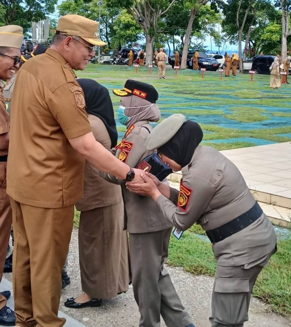 Wali Kota Baubau, H.Yusran Fahim saat menyalami ASN usai pimpin apel gabungan  Foto Ist