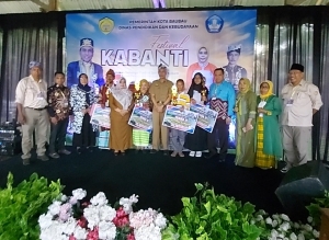 Para pemenang Lomba Kabanti di Benteng Wolio Kota Bsubau 