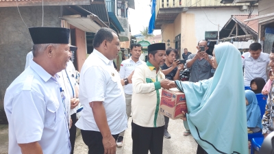 Hari Pertama bertugas sebagai Kepala Kantor Kementrian Agama kota Baubau H. Mansur, S.Pd, MA bersama Wali Kota Baubau La Ode Ahmad Monianse mengunjungi dan Menhyerahkan Bantuan bagi Korban kebakaran di Kelurahan Bataraguru, Rabu (15/2/2023)