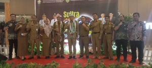 kadis Transnaker Sultra, LM Ali Haswandy bersama pj Walikota Baubau, Muh Rasman Manafi, kadis Tenaga Kerja Kota Baubau, Moh Abduh dan pejabat dinas tenaga kerja di kepulauan Buton saat pembukaan Job fair tahun 2024