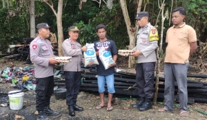 Kapolsek Bungi Polres baubau Serahkan bantuan Sembako kepada Warga Korban Kebakaran di Waliabuku Kamis (19/1/2023)