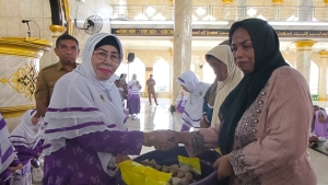 Ketua PD Wanita Islam Kota Baubau Hj Muzifa  menyerahkan Santunan