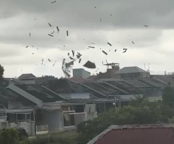 Angin puting beliung yang menerjang perumahan warga di Kota Baubau  Foto : Ist