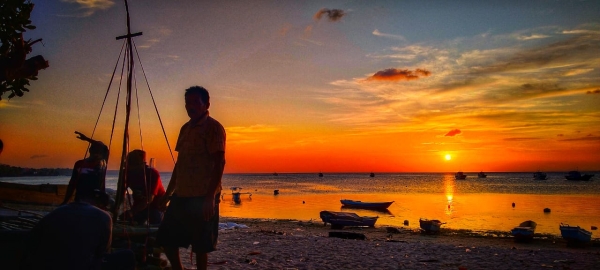 Inilah Keindahan dan Suasana Sunset di Pantai Kelurahan Bone-Bone