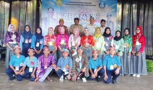 Wali Kota Baubau La Ode Ahmad Monianse Bersama Peserta Lomba Kabanti Kategori Pelajar pada Lomba Kabanti Hari Pertama di Benteng Wolio Senin (12/6/2023)