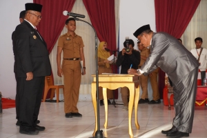 Bupati Busel, H.Muhammad Adios saat melantik pejabat eselon II lingkup Pemkab Buton Selatan 