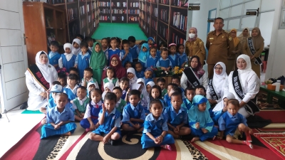 Bunda PAUD Kota Baubau Ny Reffiani Dwiatmo Rasman, ST bersama para Bunda PAUD se-kecamatan Sorawolio dan siswa TK di Pojok Literasi Kecamatan Sorawolio Rabu (9/1/2024)
