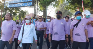 Wali Kota Baubau La Ode Ahmad Monianse turut mengikuti kegiatan Jalan Santai Pada Puncak Hari Bakti Dokter Indonesia ke-144 Sultra yang dipusatkan di Kota Baubau Minggu (28/8)