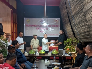 Ketua Pabesi Kota Baubau, Ishak Musaib saat menerima dokumen musda disaksikan Wakil Ketua KONi Baubau