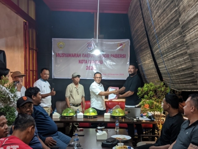 Ketua Pabesi Kota Baubau, Ishak Musaib saat menerima dokumen musda disaksikan Wakil Ketua KONi Baubau