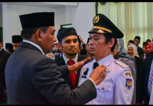 Wali Kota Baubau saat melantik Lurah Bone-Bone Ramadhan