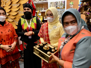 Ketua Dekranas Kota Baubau Wa Ode Nursanti Monianse Menyerahkan 'Toba Kuningan' Hasil Buatan Pengrajin Kota Baubau pada kegiatan Pameran Kriya Nusa Dekranas Tahun 2022 di Jakarta Convention Centre 