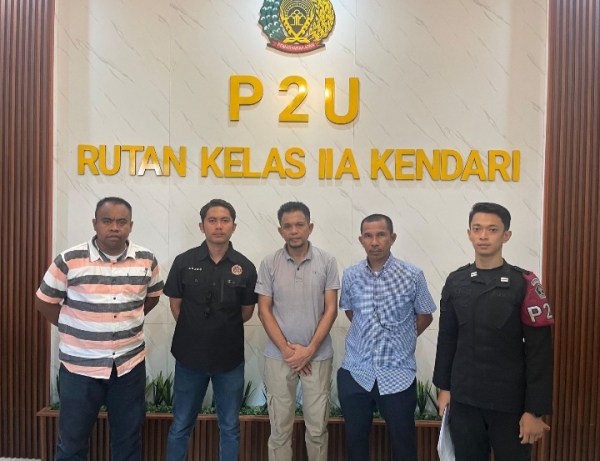 Terdakwa Muhamad Rais (tengah) didampingi tim Kejari Baubau saat tiba di Rutan Kelas IIA Kendari   foto Ist