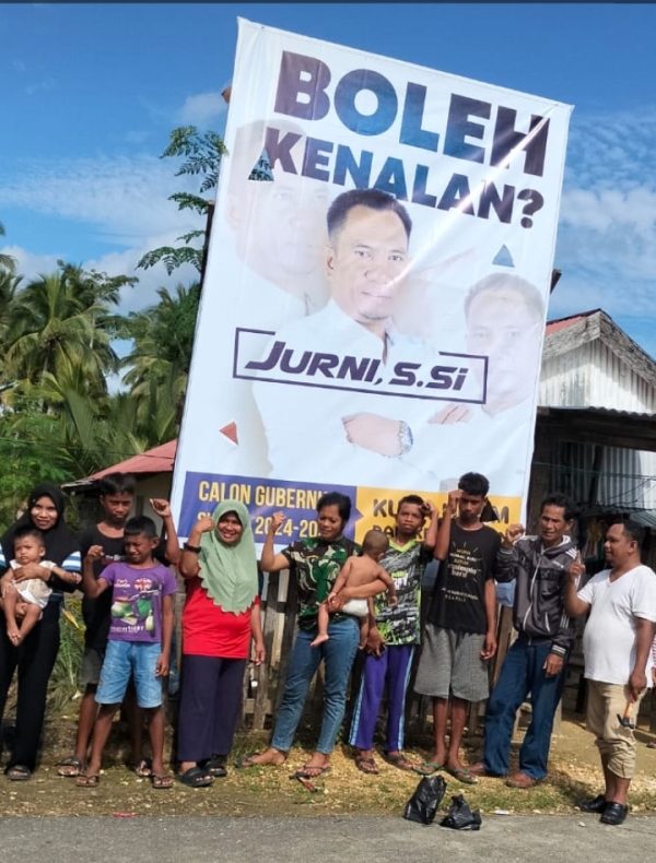 warga yang sudah jadi "Kenalan Jurni" berfoto dengan semangat juang di depan Baleho Balon Gubernur Sultra, Jurni, S.Si