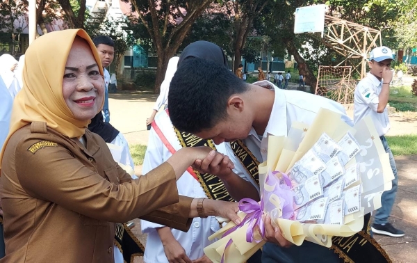 Kepala SMAN 3 Baubau Sitti yuliana, S.Pd, M.Pd Menyerahkan Anugerah Siswa Teladan Kepada Siswa Senin (16/1/2023). Program ini telah Berjalan 1 tahun dan mendapat Apresiasi dari Berbagai Pihak