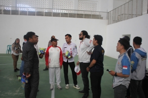 Ketua Umum KONI Sultra, Alvian bersama staf saat kunjungan kerja di KONI Konsel