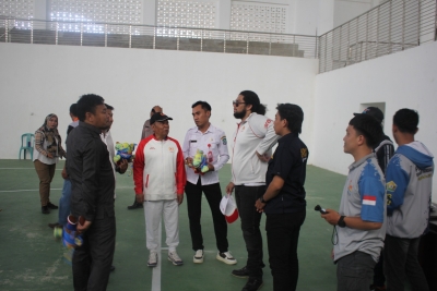 Ketua Umum KONI Sultra, Alvian bersama staf saat kunjungan kerja di KONI Konsel