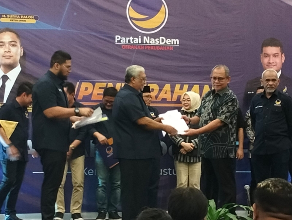 Ketua DPW Partai Nasdem Sultra, Ali Mazi saat menyerahkan B1-KWK Partai Nasdem kepada H Yusran Fahim (HYF) untuk maju bertarung di Pilkada Walikota Baubau