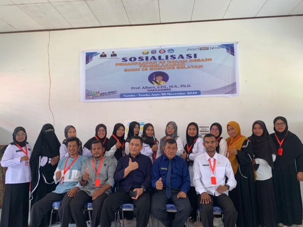 Prof. Alberth bersama kepala sekolah SMKN 10 Kendari, Dr. Ardin, S.Pd., M.Pd foto bersama peserta