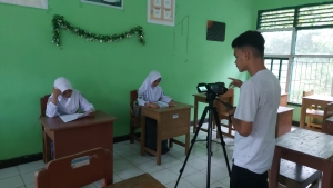 Tim Film Pendek SMAN 3 Baubau Sufyan Nur, Ade Melinawati dan Ferlita Furi saat proses Pengambilan Gambar