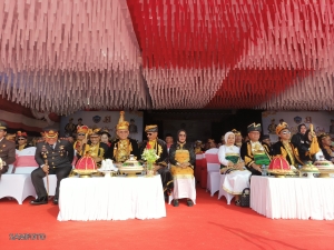 Wali Kota Baubau, H Yusran Fahim saat menghadiri HUT BUSEL ke-11