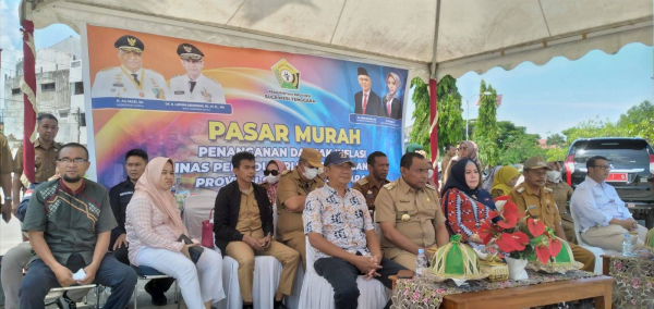 Wali Kota Baubau, La Ode Ahmad Monianse dan Kepala Dinas Perindag Sultra, Hj Sitti Saleha saat launching pertama pasar murah di Kota Baubau 