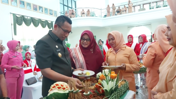 Pj Wali Kota Baubau Dr Muh Rasman Manafi memotong tumpeng di Momen Peringatan Hari Ibu ke-95 dan HUT DWP ke-24 Kota Baubau Sabtu (23/12/2023)