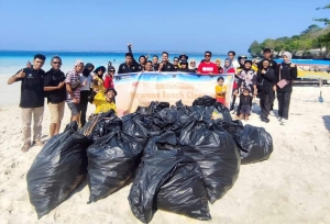 Tumpukan sampah Plastik yang berhasil dikumpulkan Komunitas Trash Hero Baubau di Pantai NIrwana Minggu (5/11/2023)