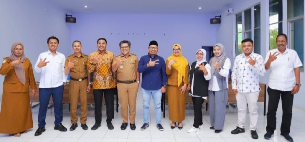 Kadis Kominfo Sultra, Ridwan Badallah saat menerima kunjungan DPRD Wakatobi